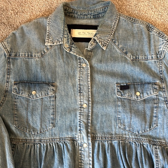 FREE PEOPLE… WE THE FREE JEAN SHIRT - Picture 2 of 5